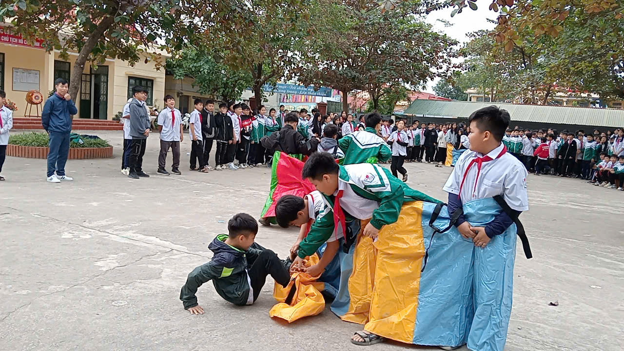 Học sinh tham gia trò chơi về quản lý thời gian